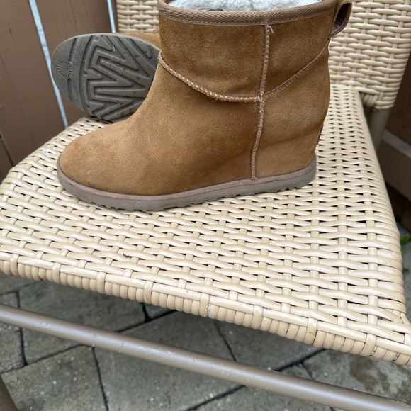 Very gently used Ugg Boots. Only reason I am selling is don’t hardly wear them. - Picture 4 of 9